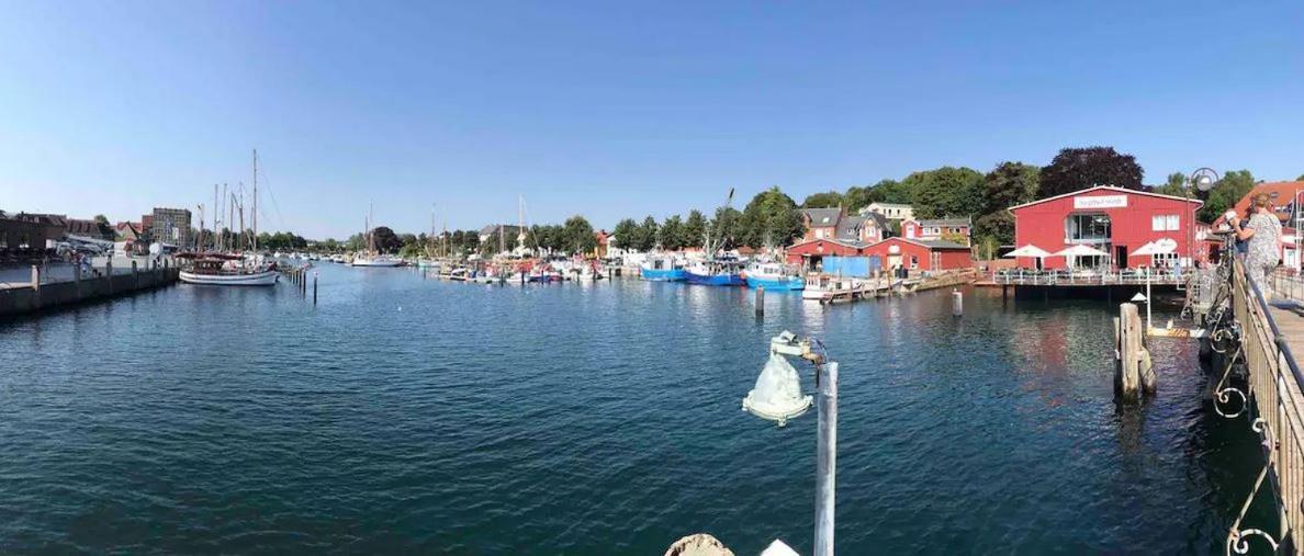 Im Bademantel An Den Strand Mit Terrasse Eckernförde Екстериор снимка